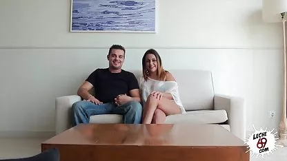 Füstös lány öntözés magát egy webkamera előtt szexfilmekingyen