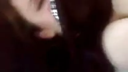 Vöröshajú lány elrendezte ingyen dugás az anális öklét a kamera előtt