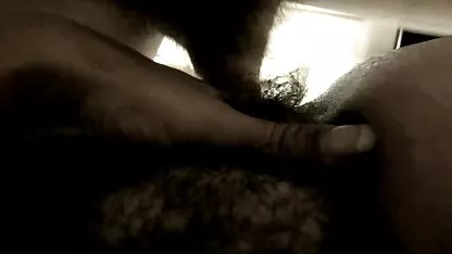 A srác nyalogatja tág punci a punci morgását a hátsó udvarban