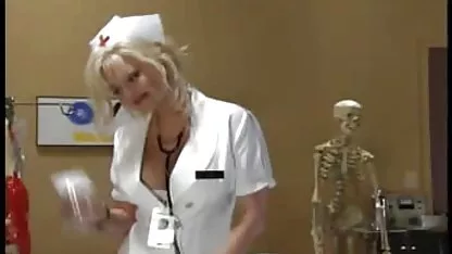 Aggódó szőke csajok orvos nyugodt vonzó beteg