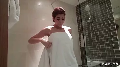 Natasha hajlékony igényes sex meztelen tornász műzsinóron ül egy mesterséges péniszen