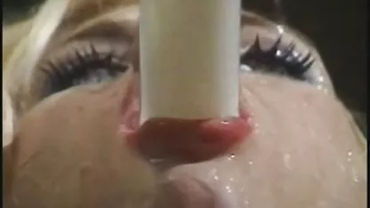 Khokhlushka egy barátnővel játékosan baszni egy férfit szeretkezes video