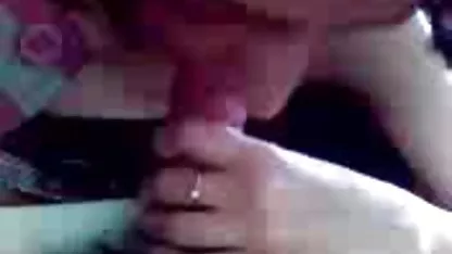 A nemi erőszak anyut dugom egy kötéllel kötötte az áldozatot, és a szájába tette az erdőben