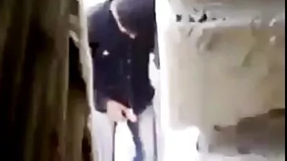 A szolgálatban lévő katonák eltávolították a helyi kurvát, és az masszázs és dugás egész társaságot hátráltatják