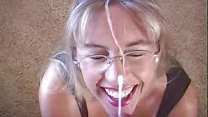 A fiatalember két nyugtalan barátnője spermájának öntözése jó picsák