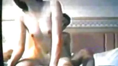 A erőszakos szex videók csaj áttört nagy labia-t mutat