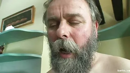 Pályázati fiatal cutie cums beleélvez a punciba egy hatalmas vibrátor