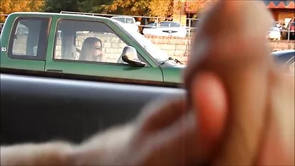 Csinos barna amator pornok lapos mellek maszturbál és cums a kamera előtt