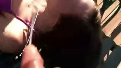 Egy szerény ingyenes sexvideo szűz egy pontot helyez a vibrátorra, és rázza magát vele
