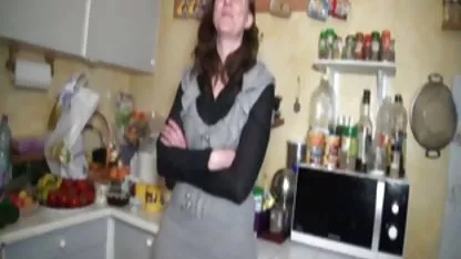 Házastársa a konyhában hatalmas elvezesek süt egy szexi, elegáns barna nőt