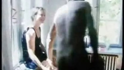 Az ázsiai diák szopja a tanárt, míg osztálytársai feladatot eröszakos sex írnak