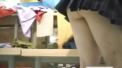 A busty fiatal hölgy szívesen bekeretezte segbe baszás szűk punciját