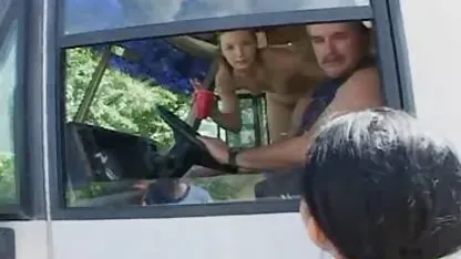 Kopasz amatőr hármas szex rohanó tetovált szoknya
