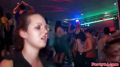 Szép baszás közelről szőke elcsábította a védőszemüveget