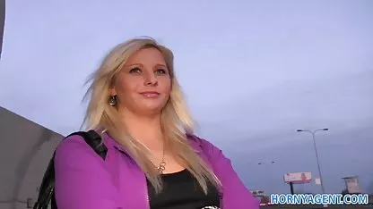 Irina ujjait a sapkába ragasztja, és aktívan felnott videok baszik