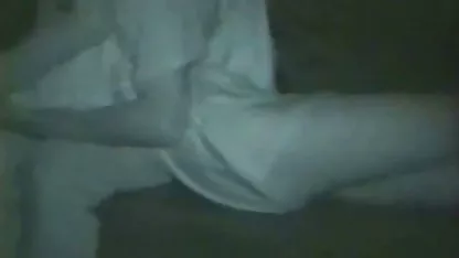A pár kemény BDSM szexet folytatott egy üres fasz a pinában szoba padlóján
