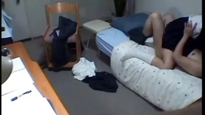 Két leszbikus lány vidám amatőr házi szex játékok