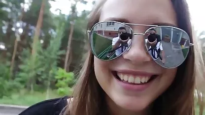 A dagadt punci bosszantó srácok bántalmazták a lányt