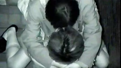 Egy rejtett kamera egy meztelen pipkát lőtt egy lány ruha ingyenes sexfilm alatt az utcán