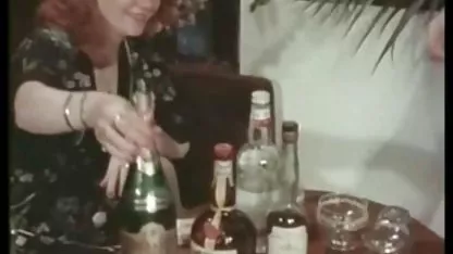 Két fiatal ribanc elégedett volt a kukolos szex négerek fekete tagjával