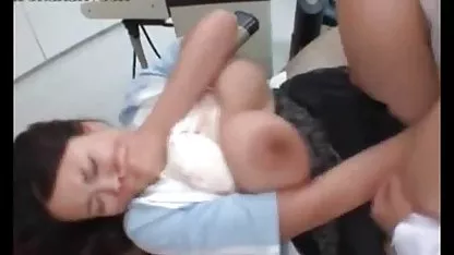 Egy pár figyeli, hogy egy barátja húzza fekete punci a barátnőjét