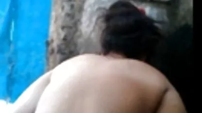 Két tag egy keskeny, szerény hatalmas farkak sapkában