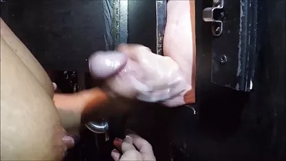 Egy nagymellű milf nő kötélen kötözve és péniszt szopni kényszerítve