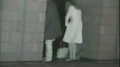 Az idős nő faszverések hüvelyi ökölbe szorítja