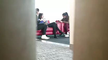Ez a ingyen sze tanár teljesen hevederes, és az irodában csap egy diákot