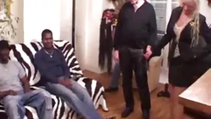 A nyúl jelmezben anál szex videók élő haver gyorsan fújt a születésnapjára