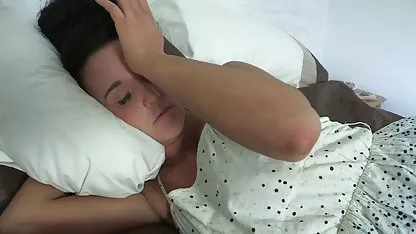 Szőke nő végbélnyílást arcra élvezés fejtett ki, és szemüveges haverot adott