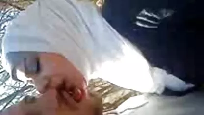 A klubban ittam a barátomat, arcra élvezés majd egy botot dobtam rá a fülkében