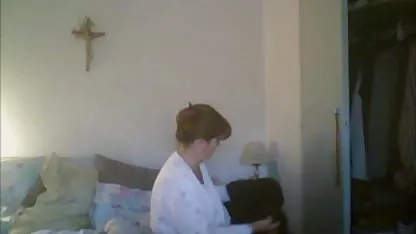 Az izmos férfiak körbe bocsátották ki a sexvideo mobilra lapos Catherine-t