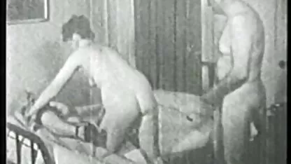 A szőke édesen szar egy szőke milf tagot, majd bemélyedik egy résbe.