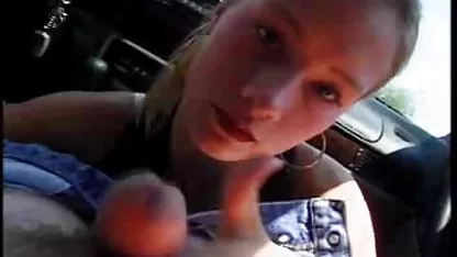 A szemüveges csaj egy ajkával szekszporno csiszolja a tagot