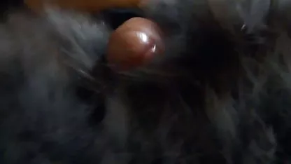 A szépség egy lányt látott egyedül baszos filmek az interneten, és úgy döntött, hogy maszturbál