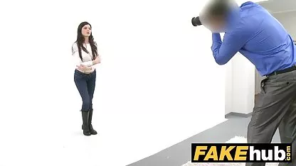 Egy férfi egy iskolai egyenruhában ázsiai csaj vad szex videok forró spermájával töltötte meg a száját