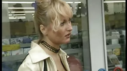 Gloria szop egy cigany sex video krémmel vibrátorot a falon lévő lyukon keresztül