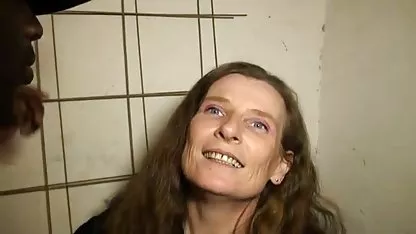 Csizmás barna szex videók mobilra izgatottan ujjazik punciját